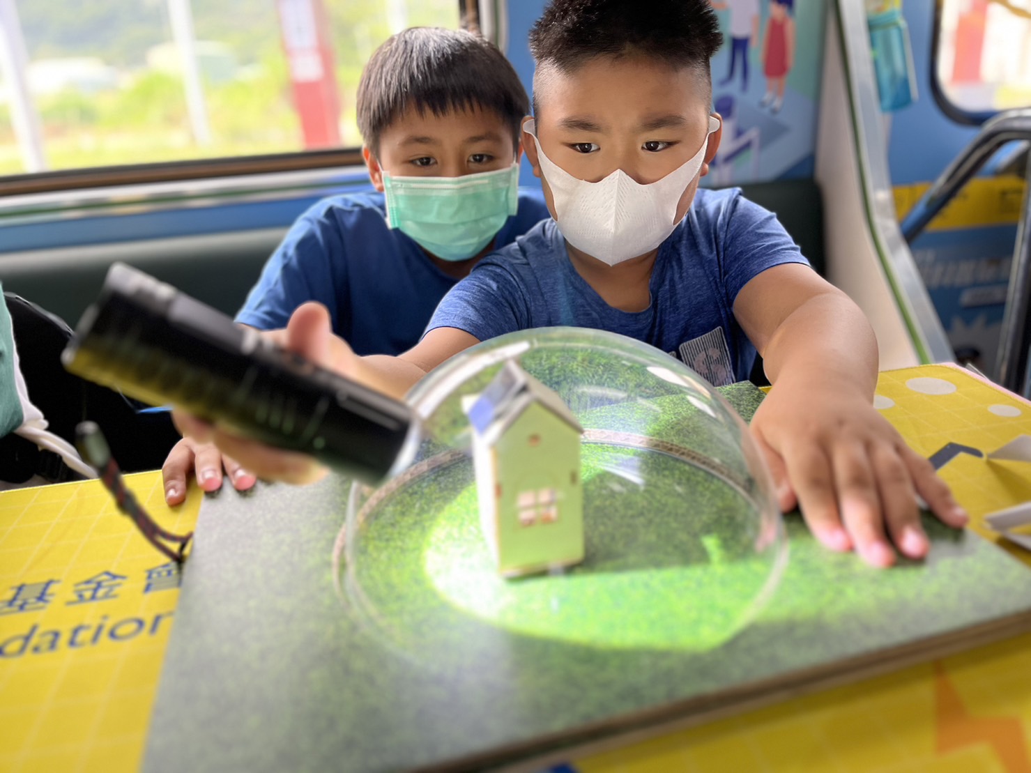 梦之城參與基礎科學主題車廂，以STEAM教學精神，設計「逐日科學家」、「太陽能工程師」以及「淨零建築師」三大能源科普課程和實驗